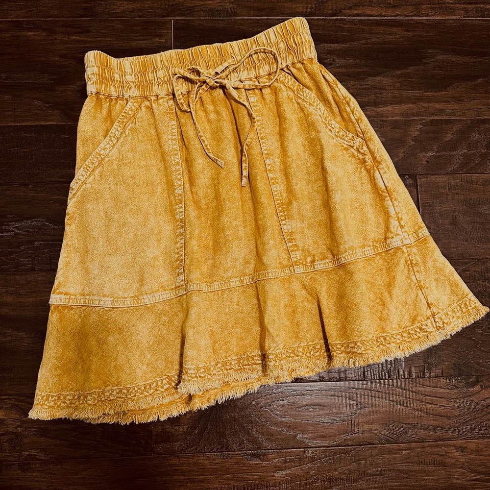 Mustard yellow skirt with pockets - Anthropologie.